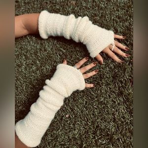Knitted arm warmers